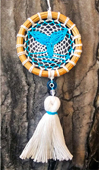 Atrapasueños artesanal con diseño de cola de ballena